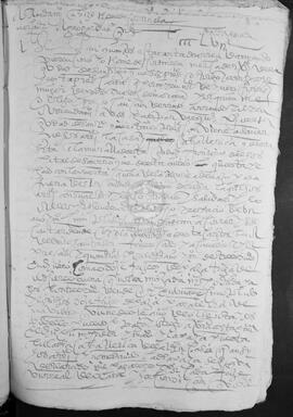Arriendo de Tomé de Cortinela, mercader, vecino de la ciudad de Santiago, por sí y en nombre de Inés Fernández, mujer de Pedro Suárez de Marzoa, a favor de Gaspar Vázquez, vecino de la citada ciudad, de una casa con su caballeriza sita junto el Hospital de San Roque, por año y medio y precio de tres ducados y doce fejes de paja
