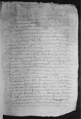 Venta hecha por Diego de Amorín, barbero, y su mujer, Catalina Rodríguez, vecinos de la ciudad de Santiago, a Pedro Abráldez Feijoo, regidor de dicha ciudad, de un pedazo de la casa sita en la rúa do Vilar, con trasera hacia la rúa da Fonte da Raíña, por una suma de cuarenta ducados
