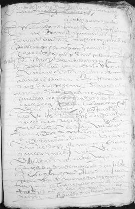 Arriendo de Juan Díaz, mercader, vecino de la ciudad de Santiago en nombre de Bernaldino Bernáldez, boticario, vecino de la ciudad de A Coruña a favor de Alonso González, cantero, de una casa sita en la rúa de Raíña, por cuatro años y renta anual de ocho ducados