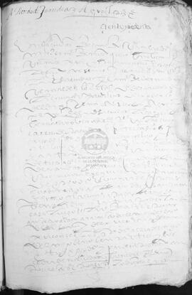 Arriendo de Juan Díaz, mercader, vecino de la ciudad de Santiago en nombre de Bernaldino Bernáldez, boticario, vecino de A Coruña a favor de Gregorio López, sastre, vecino de la citada ciudad de Santiago de una casa sita en las Cinco Calles, por tres años y renta cada año de ocho ducados y un par de capones
