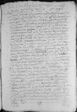 Venta hecha por Pedro Varela, platero, vecino de la ciudad de Santiago, a Fernán Gutiérrez, escribano, vecino de la villa de Pontevedra, y a su mujer, Leonor Alonso, de una casa que allí posee, en la rúa das Trabancas, por una suma de cuatrocientos ducados, los cuales le sirven para redimir el censo que había contraído con la cofradía de los Clérigos del Coro, liberando al que era su fiador, Francisco de Grolo, escribano, vecino de dicha ciudad