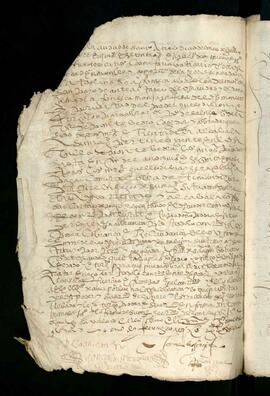 Poder de Cosme Faria, boticario, vecino de la ciudad de Santiago, en nombre de doña Catalina de Fonseca, abadesa del monasterio de San Paio de Antealtares de Santiago y de doña Juana de Fonseca, monja profesa del dicho monasterio, para que pueda cobrar en su nombre a Pedro de Salnés, vecino de la villa de Pontevedra, cobrador que había sido de la renta de la alcabala a Su Majestad, pertenecientes a la dicha villa, en los años anteriores hasta el año de mil quinientos sesenta y nueve, de todos los maravedís que les debía y era obligado a pagar