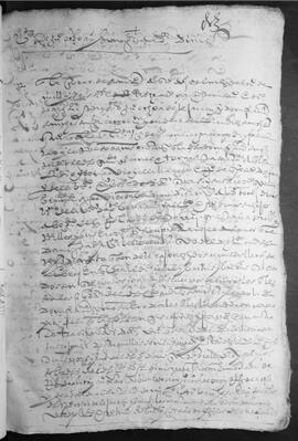Venta hecha por Juan Ochoa de Lizarazu y su mujer, Doña Francisca Sánchez, heredera del canónigo compostelano el licenciado Andrés Sánchez, al Doctor Tomás Dinís, vecino de la villa de Pontevedra, y al licenciado Antonio Dinís, su hijo, abogado de la Real Audiencia del Reino, de la librería que quedó del fallecido que está en doce cajones y dos arquillas llenas reuniendo un total de cuatrocientos ochenta y seis cuerpos de libros, por una suma de trescientos ducados