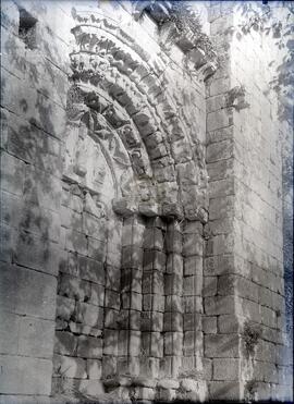 Arcos y tímpano de la portada occidental del monasterio de San Lourenzo de Carboeiro