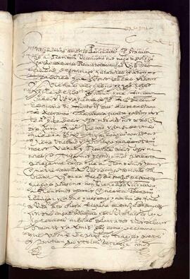 Arriendo de Diego de Pol, mercader y de Juan García de Seares, procurador de causas, vecinos de la ciudad de Santiago y como administradores de las personas y bienes muebles de los hijos menores que quedaron de Juan Fernández de Lemos, escribano, difunto, vecino que fue de la ciudad de Santiago, a Domingo do Monte, labrador, vecino de la parroquia de San Xoán de Santeles, del lugar y casal de Fondevila, sito en la dicha parroquia, por trece años, pagando de renta cada año, treinta y cuatro ferrados de pan, medio de millo y medio de centeno y un parde capones cebados, o por ellos, cuatro reales
