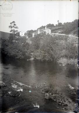 Caserío de Portomouro, en Val do Dubra, sobre el río Tambre