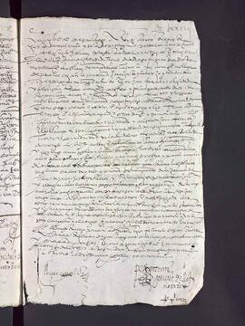Aceptación de Alonso Fernández, sastre, morador en la Praza de Mazarelos del arriendo de Aldonza Rodíguez, viuda, vecina de Santiago, de una huerta en el lugar de Vite, por cuatro años y en precio cada año de nueve reales